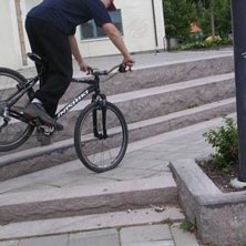 En fram hjul weelie upp f&ouml;r trappen;). Foto: Robin Andersson. &Aring;kare: Daniel Landell.