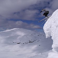 V&auml;sterskutan bakom, platt landning, kn&auml;na ska in. Foto: Christian Lodin. &Aring;kare: Johan Edenteg.