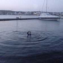Dykning i Marstrands hamn. Foto: Mats Jensen. &Aring;kare: Adam Carlson.