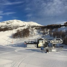 En fantastisk s&oslash;ndag
Solen er oppe og bakkene er .