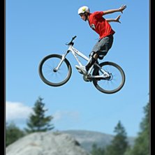 En suicide fr&aring;n slopstylen under Mayhem i &Aring;re 20. Foto: Kjell Holtenkrans. &Aring;kare: Mayhem 2007.