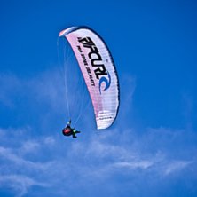 En paraglider gled &ouml;ver huvudet p&aring; mig. Foto: Robin Ljunqwist. &Aring;kare: Ok&auml;nd snubbe.