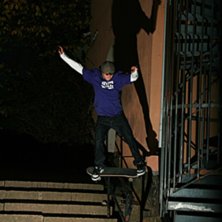 Oliver drar ett sketchy handrail.. Foto: Simon Berggren. &Aring;kare: Oliver Olebratt.