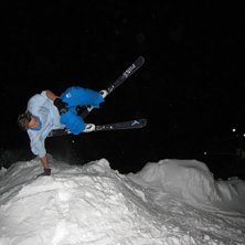 Handplant in the dark! Jag o Pertz byggde ett jibb. Foto: Per Eliasson. &Aring;kare: Marcus Petersson.