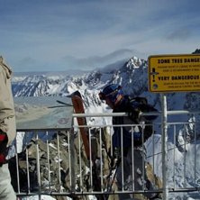 Bara lite sm&aring;l&aring;ngsamma steg nedf&ouml;r n&aring;n hal j&auml;. Foto: Nate Fisher. &Aring;kare: Mika Snell.