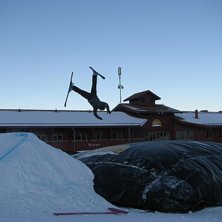 H&auml;r g&ouml;r jag en underbart kontrolerad backflip.:). Foto: Anders Wassberg. &Aring;kare: Henric Wassberg.