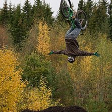 Micke Bolmstam g&ouml;r en fet no-handed-backflip i Hu. Foto: Kenneth Einars. &Aring;kare: Micke Bolmstam.