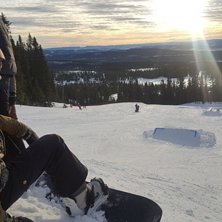 Sol og mini-slopestyle
Fint &aring; mykt i bakken idag.