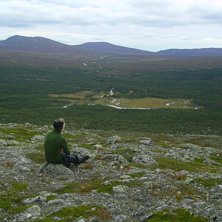 HH betraktar utsikten under en fj&auml;llvandring. Foto: Hanna Olofsson. &Aring;kare: Henrik Hult.