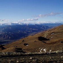 Grusv&auml;gen upp till Snowpark.NZ. Fotat genom bilru. Foto: Jonas Ahlsson.