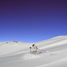 Le deb&uacute;t poudreuse dans les alpes. Eller n&aring;t.
B. Foto: Max van Meeningen. &Aring;kare: Hedda Berander.