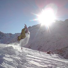 tr&auml;na Backflips p&aring; egen liten kicker utanf&ouml;r pa. Foto: Harri Malinen. &Aring;kare: Michell Langerhorst.