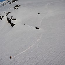 En liten linje ned mot v&auml;gen.. Foto: Oskar &Aring;slund. &Aring;kare: Simon B&ouml;rjars.