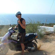 S&aring;h&auml;r behandlar man en hyr-moped.. Foto: Emma Johansson. &Aring;kare: Rickard Ljunggren.