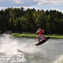 Denna &aring;kare &auml;r ganska ny p&aring; wakeboard och s&aring;le. Foto: Daniel Skilberg.