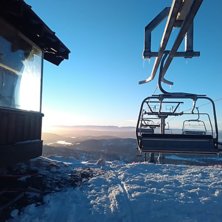 Vi har sol og bl&aring; himmel
Der er nypreparert forho.