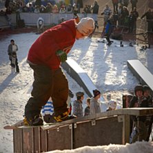 K&ouml;r fs board p&aring; 2kinken.... Foto: Dennis Ylikangas. &Aring;kare: Erik Lindhe.