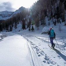 Frida Sergern&auml;s tar den l&aring;nga v&auml;gen upp till Pe. Foto: Axel Adolfsson.