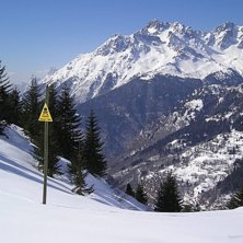 En Danger-skylt st&aring;r vid ett stup i Off-pist-trak. Foto: Joel Wiklund.