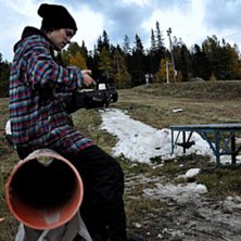 Martin i full koncentration n&auml;r han filmar ;p. Foto: Dino Vulic. &Aring;kare: Martin Gisselman.