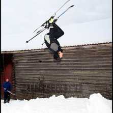 Backflip i ganska litet hemmabyggt hopp. Foto: Sven Bogg. &Aring;kare: Niklas Bogg.