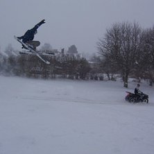 Hehe, drog fart me 4-hjulingen i lekparken (Kotten. Foto: Kocken. &Aring;kare: Robin.
