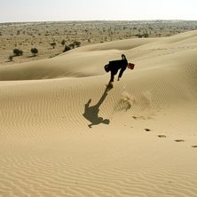 Freeride p&aring; dynerna. Ett f&ouml;rs&ouml;k att stilla skid. Foto: Jakob Wallin. &Aring;kare: Jesper Brodersen.