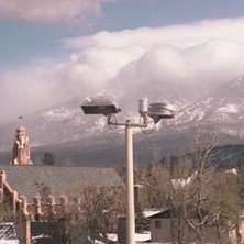 Nere p&aring; stan kikar upp mot bergen. Foto: jeppe nilsson.