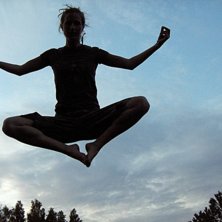 H&auml;rlig kv&auml;ll p&aring; studsmattan!. Foto: Maja. &Aring;kare: Anna.