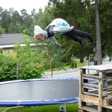 hoppa studsmatta. Foto: karolin edfalk. &Aring;kare: rasmusedfalk.