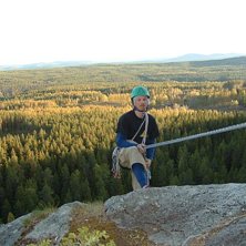Pudde firar fr&aring;n toppen av klippan. Foto: Christer Bjuhr. &Aring;kare: Pudde Hansson.