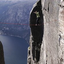V&auml;rldens h&ouml;gsta slackline, 1000 meter &ouml;ver fjor. Foto: Fredrik Schenholm. &Aring;kare: Christian Schou.