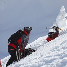 Safety first! M&aring;ste kolla om sn&ouml;n sitter innnan . Foto: Annika Behr. &Aring;kare: Anders och Craig.