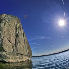Simon kastar sig ut i en m&aring;lbergare p&aring; 14 meters. Foto: Niclas Magnusson. &Aring;kare: Simon Turesson.
