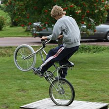 k&ouml;rde en wheelie p&aring; ett gammalt bord.... Foto: Sven Bogg. &Aring;kare: Niklas Bogg.