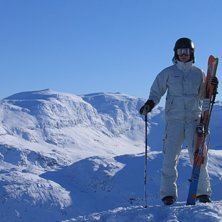 Jag p&aring; toppen av Nordalsfj&auml;llet. I bakgrunden se. Foto: Viktor Engstr&ouml;m. &Aring;kare: Oskar Eriksson.