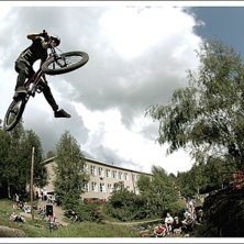 Sl&auml;pper en hand, sl&auml;pper en fot.
Under dirtt&auml;v. Foto: Peter Riiga. &Aring;kare: Morgan Larsson.