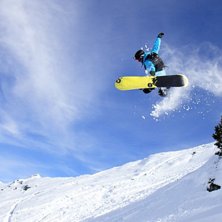 Victor skickar en fet method ut fr&aring;n en klippa.