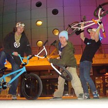 Posers in globen. Foto: Patrik Fernstr&ouml;ms Kamera Timer. &Aring;kare: Patrik F, Olle L, Mikael H.