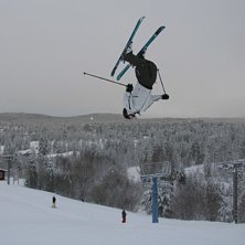 k&ouml;rde en fet backflip fr&aring;n ett hopp vid pistkant. Foto: Sven Bogg. &Aring;kare: Niklas Bogg.