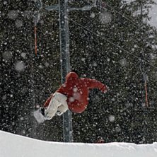Sn&ouml;, snowboard och sol. Foto: Alex R&aring;berg. &Aring;kare: N&aring;n annan.