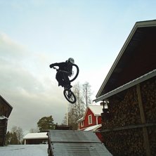 jag hoppar lite. Foto: Johan Larsson. &Aring;kare: Fredrik Larsson (jag).