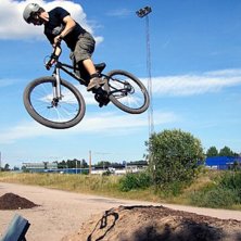 &Aring;kte nerf&ouml;r en backe och helt pl&ouml;tsligt fl&ouml;g j. Foto: Anton Maddock. &Aring;kare: Frans Nord&eacute;n.