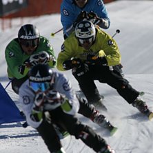 Foto: Eric Lars Bakke /Shazamm/ESPN Images. &Aring;kare: Casey Puckett ligger f&ouml;re Jake Fiala och Enak Gavaggio.