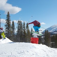 sk&ouml;nt p&aring;skh&auml;ng i parken. Foto: Georg Montelius. &Aring;kare: Petter Lennartsson, Fredrik Nordqvist, Alex Selander.