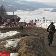 P&aring; vobbliga ben bland sn&ouml; o slask!. Foto: Uffe. &Aring;kare: Anna-Karin o Linda.