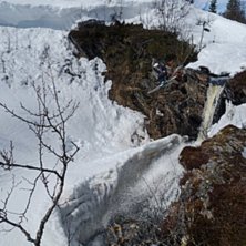 Vattenfallsdropp i utkanten av tegefj&auml;ll
&Aring;kare:.