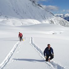 Craig och Fickling fixar till en lavin&ouml;vning unde. Foto: Anders. &Aring;kare: Craig och Mr Fickling.