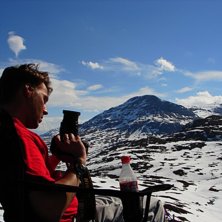 H&auml;r sitter man med ett brutet nyckelben &aring; tittar. Foto: Jorgo. &Aring;kare: Jag.