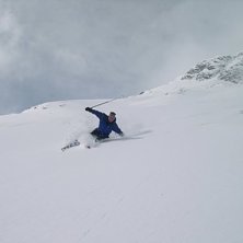Mitt i en sv&auml;ng i sk&oslash;n nysn&oslash;.. Foto: Morten Str&oslash;mgren. &Aring;kare: Michael Antonsen.